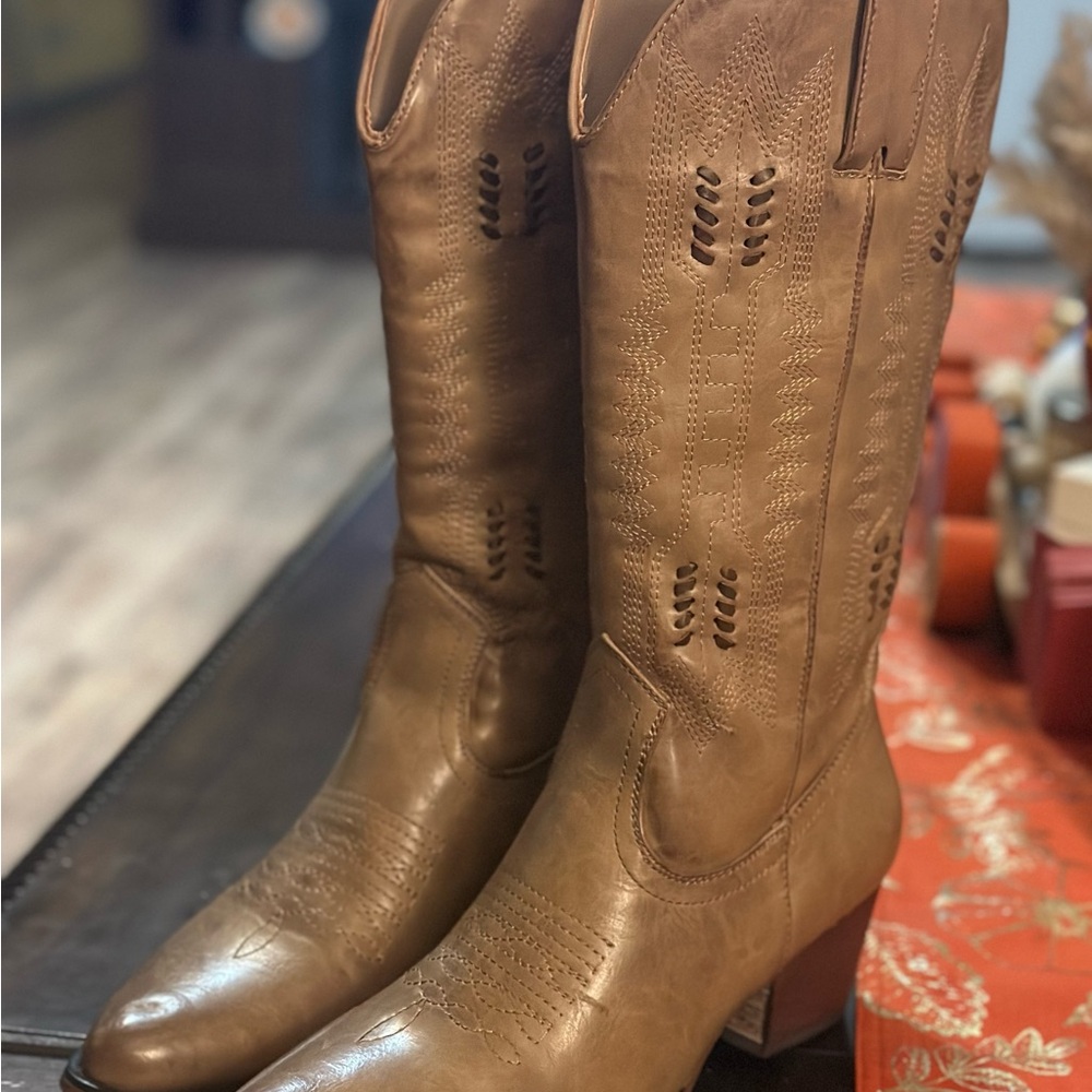 New Wmn Cowboy Boots(in boot dust bag)
